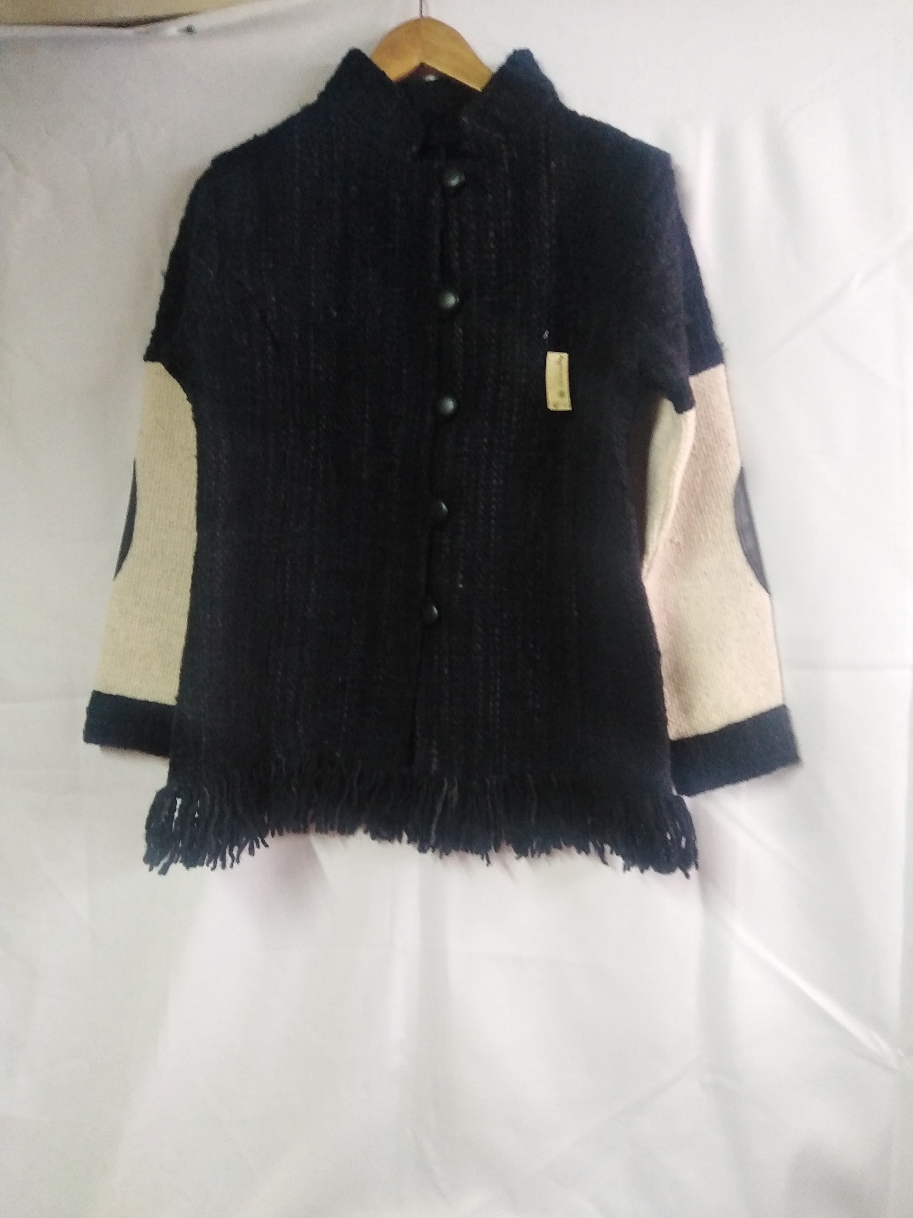 Chaqueta Negra con Mangas Crema