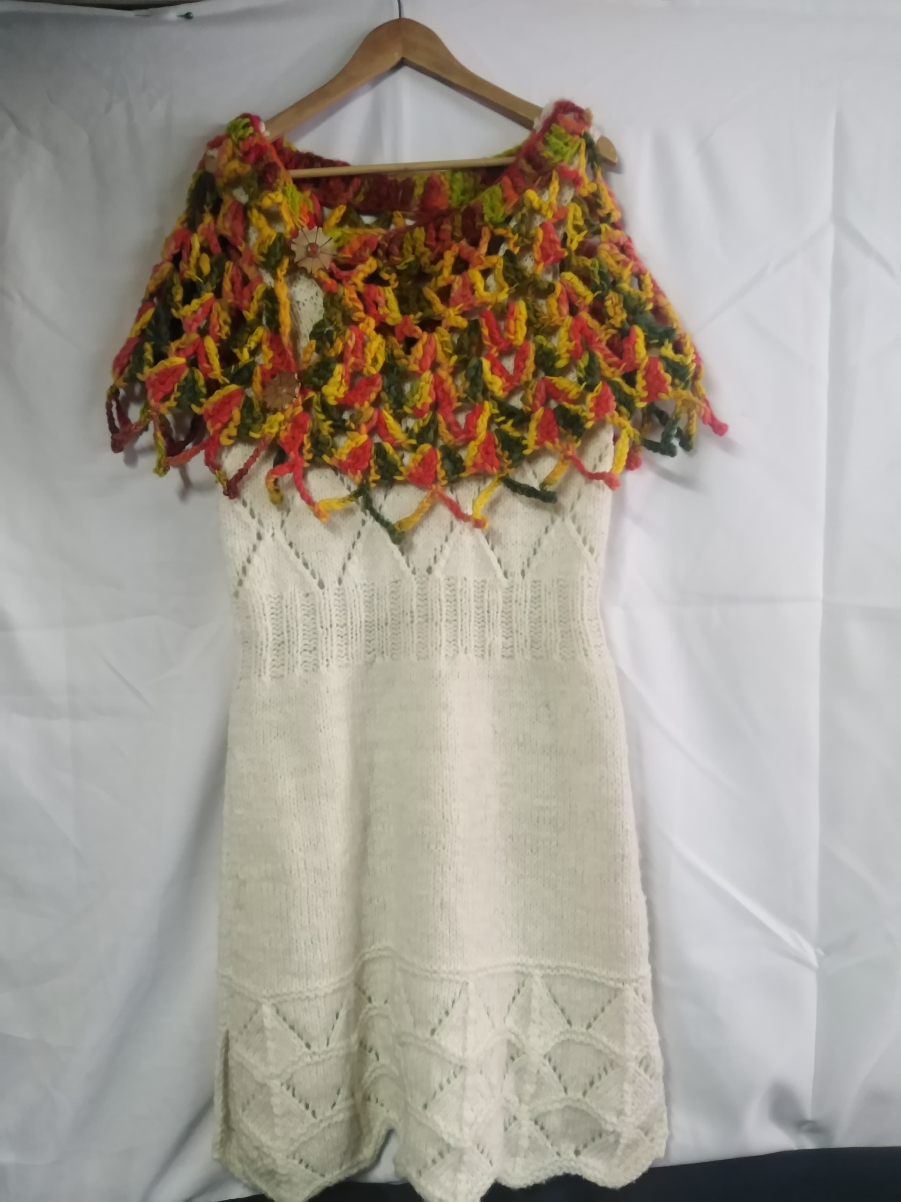 Vestido Blanco con Capelina Multicolor