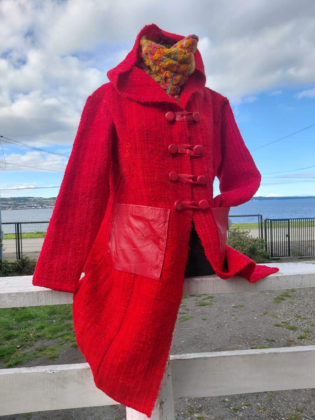 Abrigo Rojo con Bolsillos de Cuero