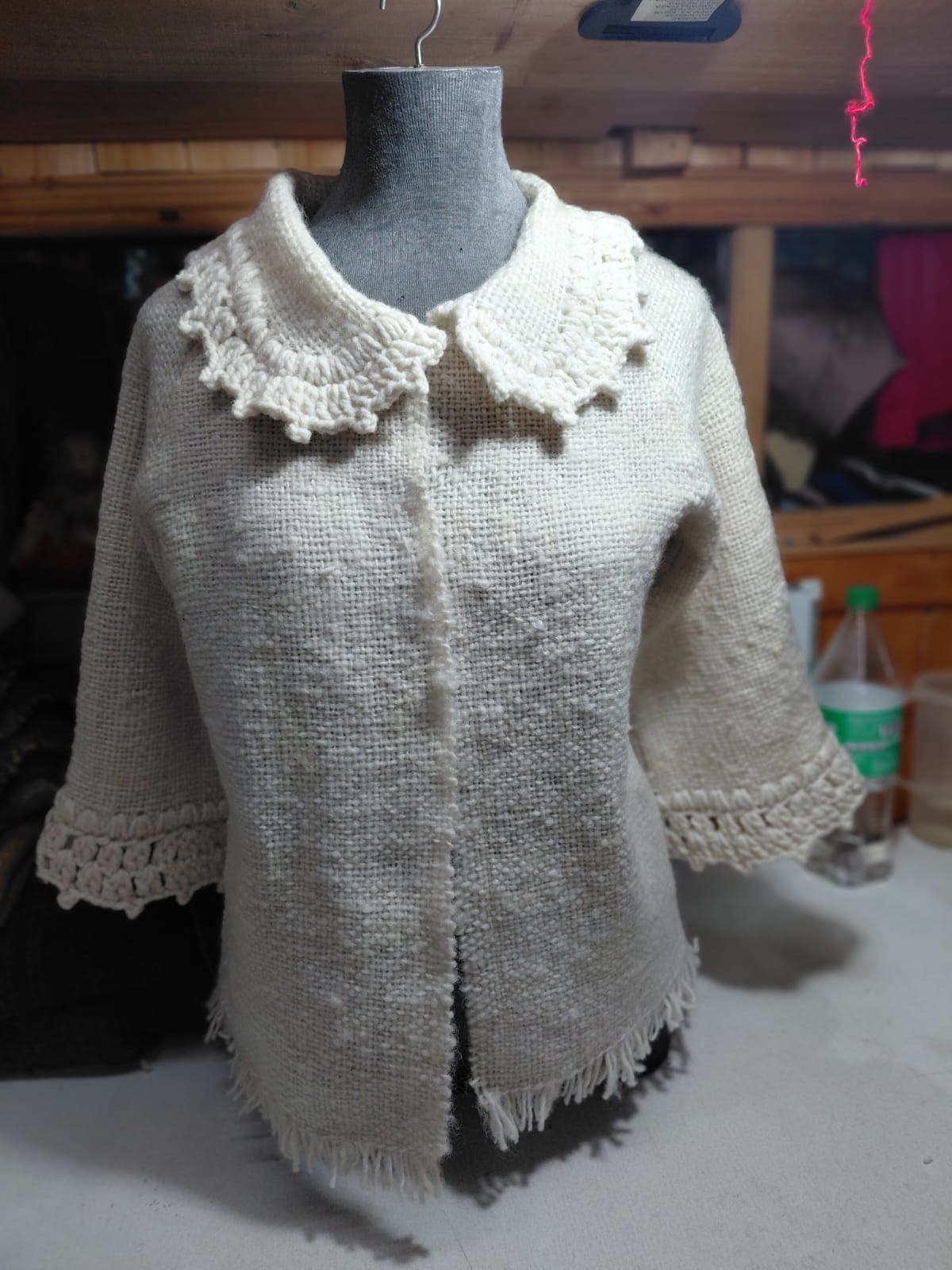 Chaqueta Crema con Cuello Crochet