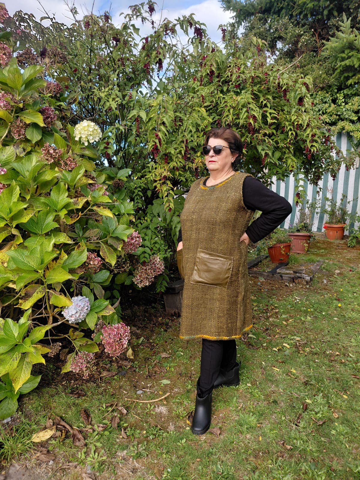 Vestido Sin Mangas Mostaza con Bolsillos de Cuero